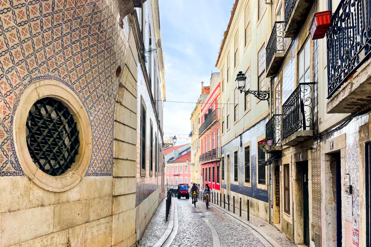 Discovery walk in Lisbon’s Alfama & Baixa: views and outdoor art