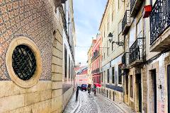 Discovery walk in Lisbon’s Alfama & Baixa: views and outdoor art