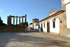 Discovery Walk in Évora: history, cobbled streets, lush gardens
