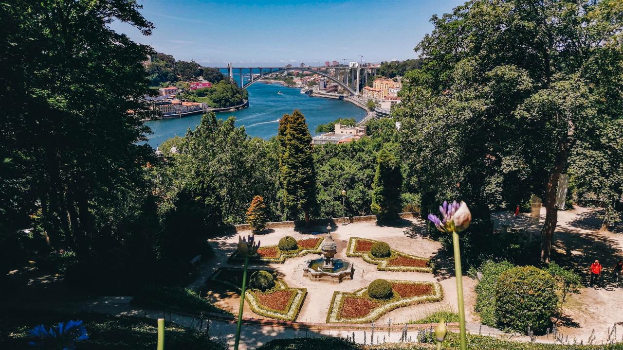 Discovery Walk in Porto’s Jardins do Palacio de Cristal: fairytale views and better conversations
