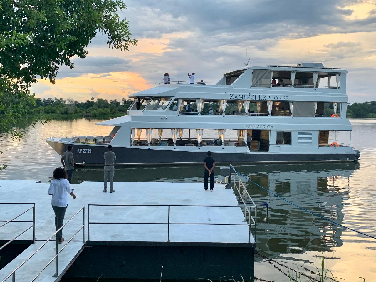 The Eatery Pot & Cruise (Luxury Deck)