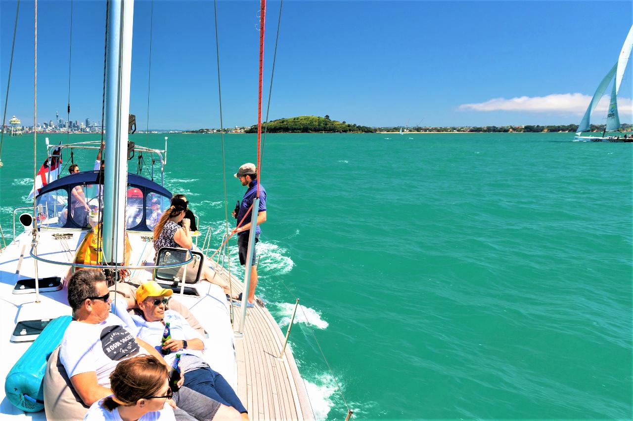 AUCKLAND - LUNCH CRUISE