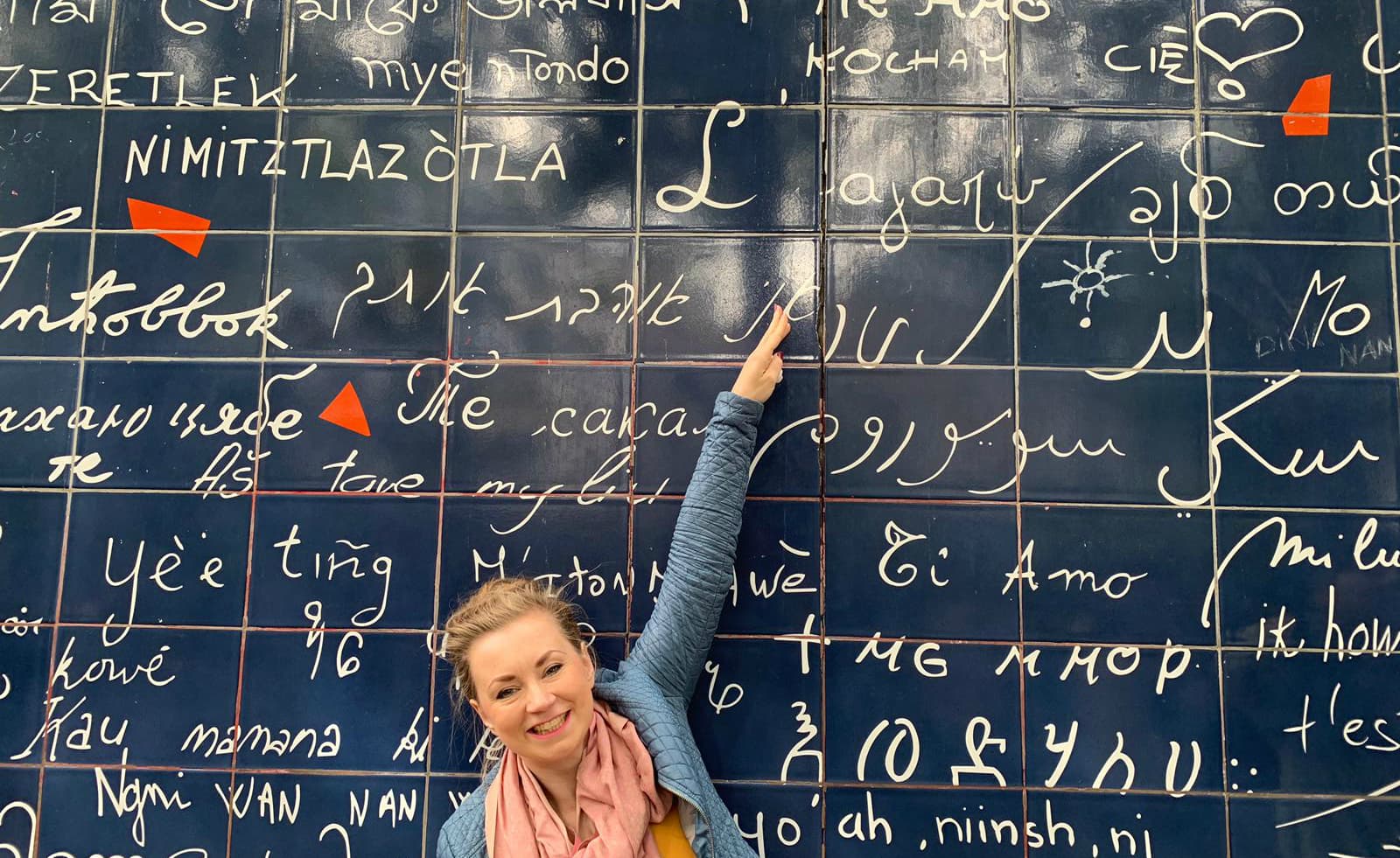 Paris: Romantic Montmartre Exploration Game