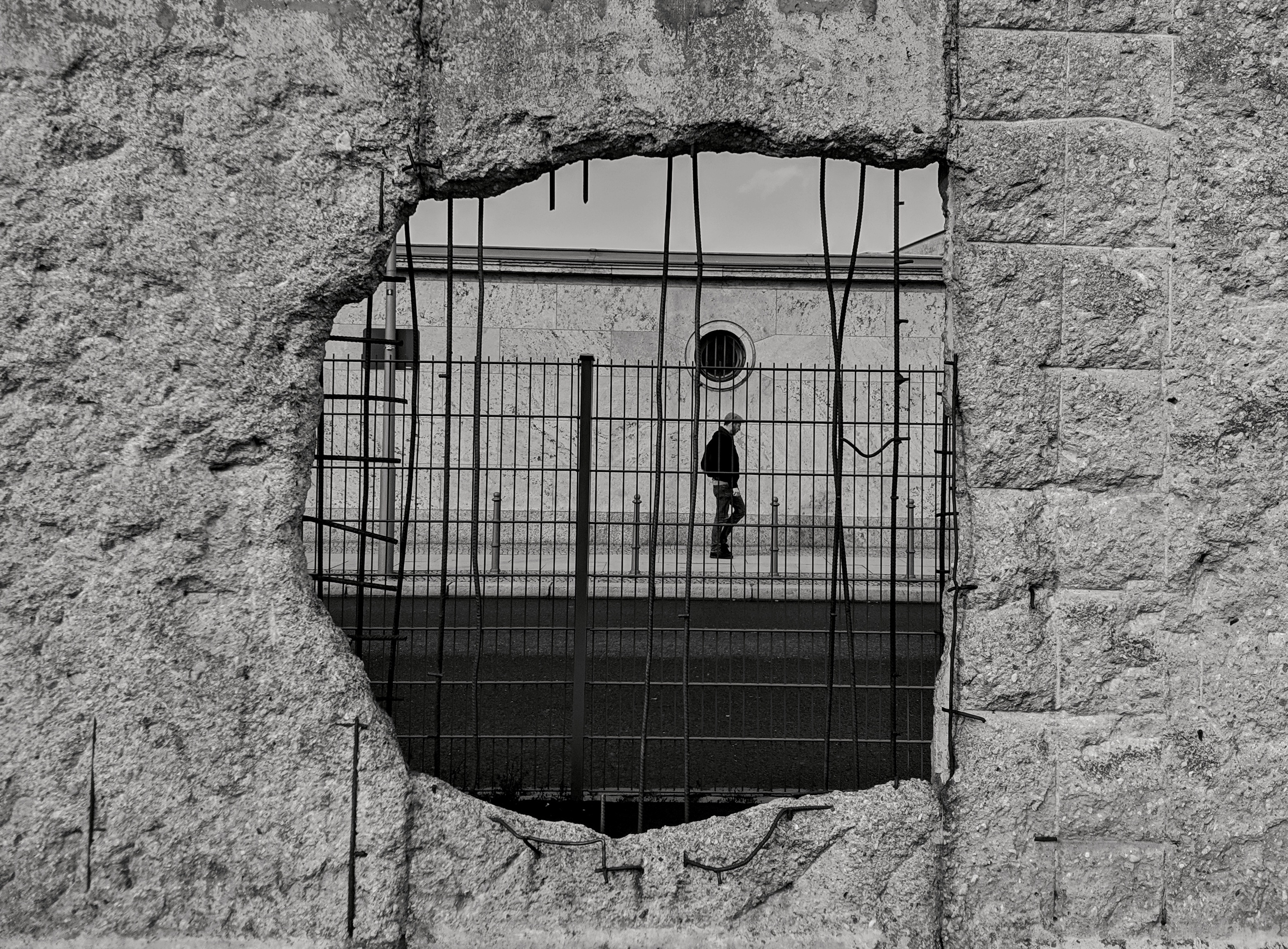 Berlin: Berlin Wall's Greatest Escapes Exploration Game Tour