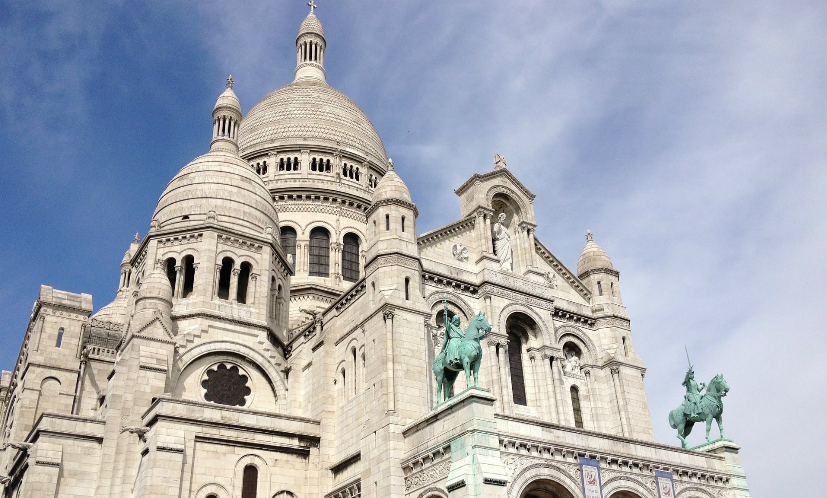 Paris: Romantic Montmartre Exploration Game