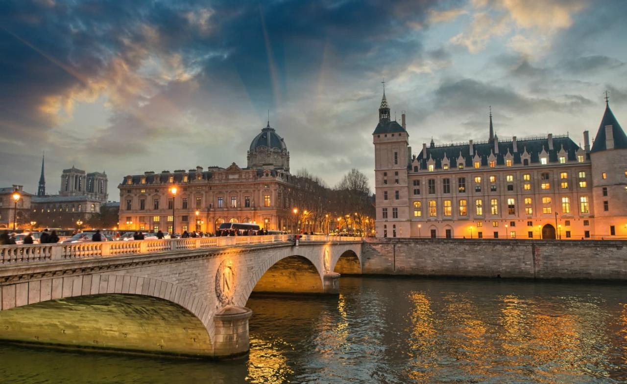 Paris: The Mona Lisa Curse Exploration Game and Tour