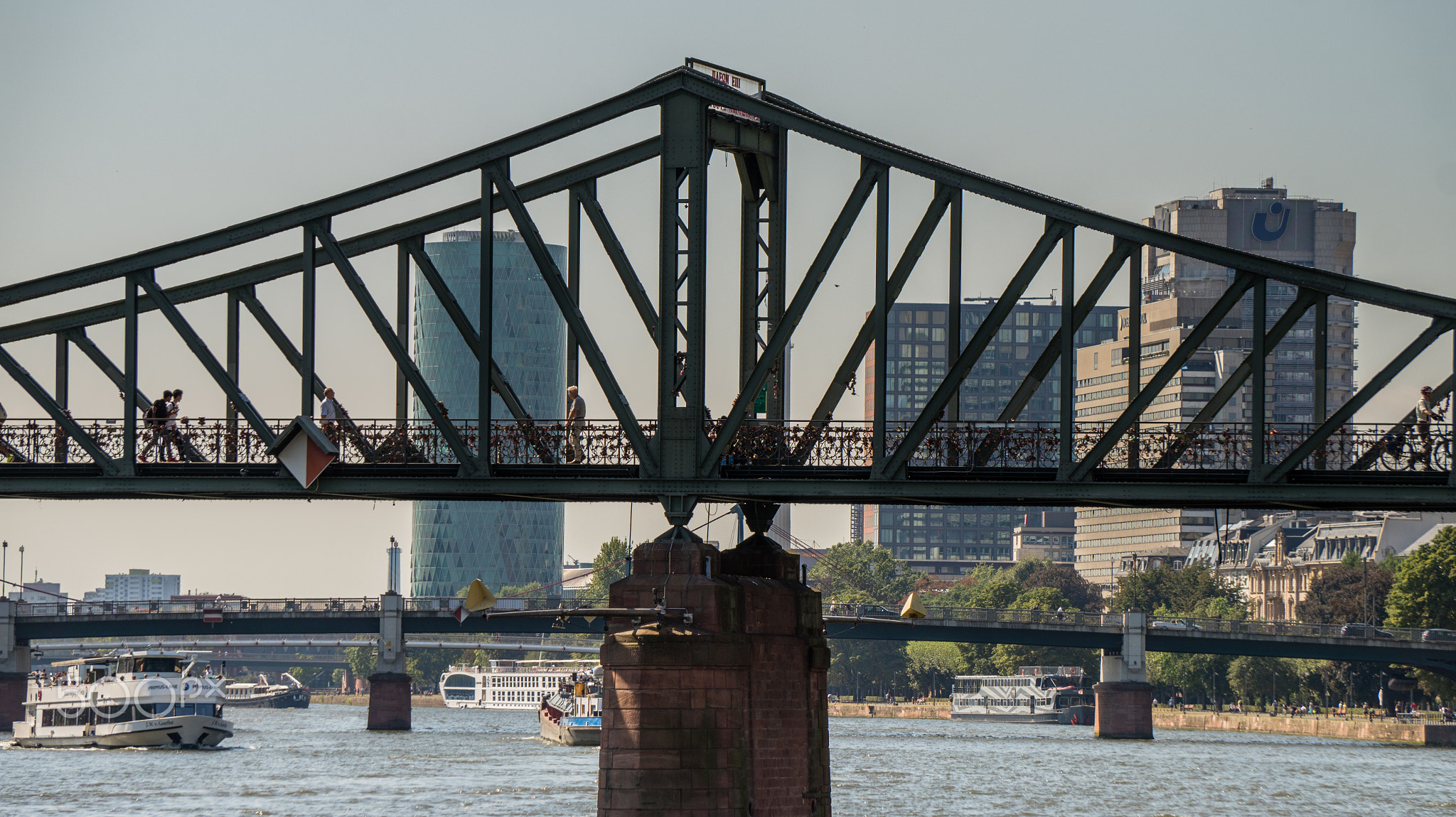 Frankfurt: Old Town Wonders Exploration Game and Tour