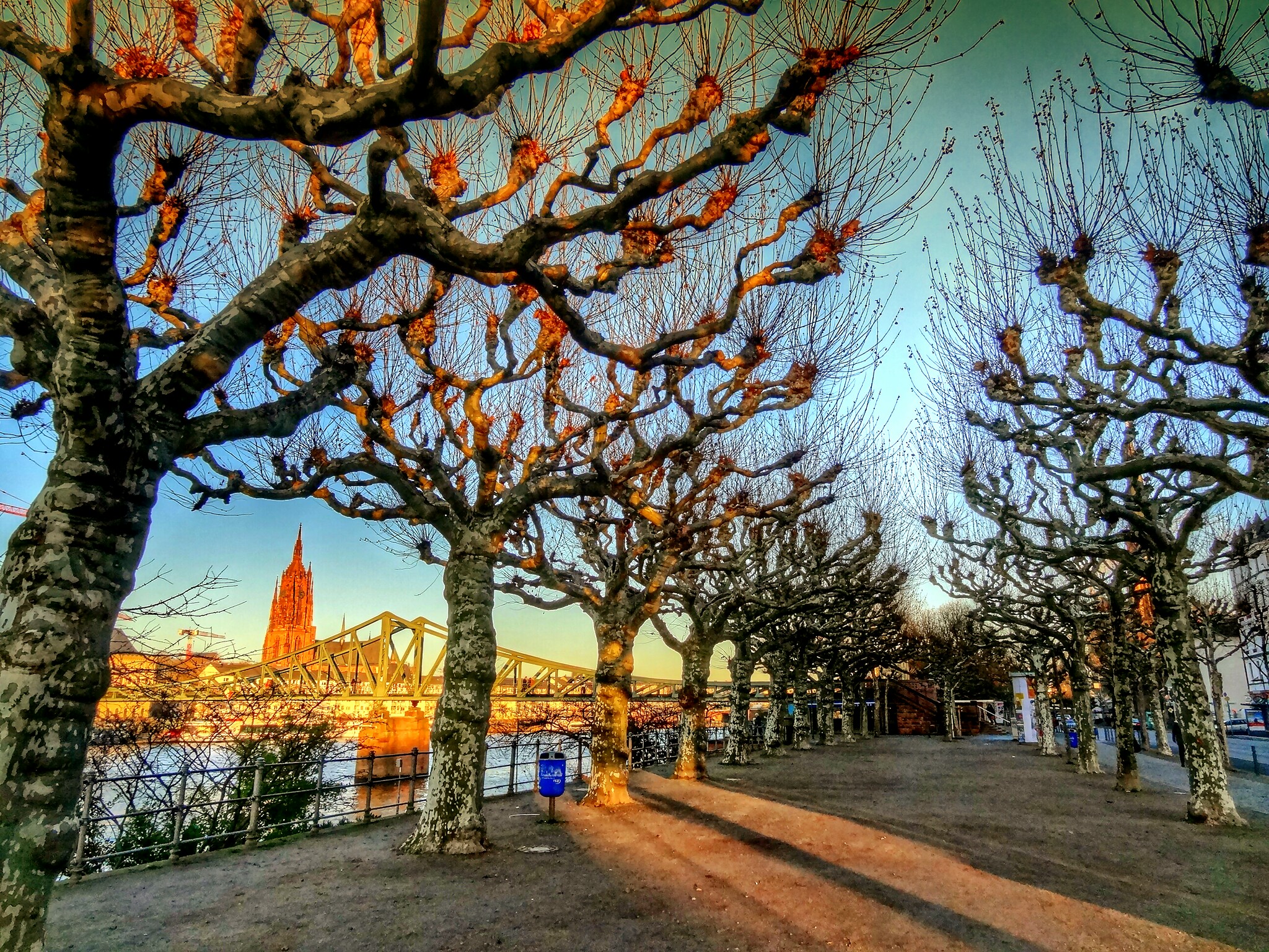 Frankfurt: Old Town Wonders Exploration Game and Tour