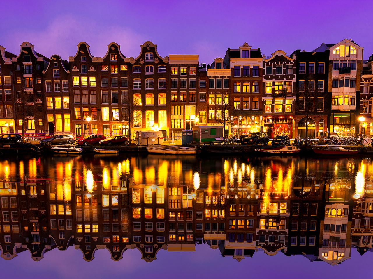 Romantic Amsterdam City Exploration Game
