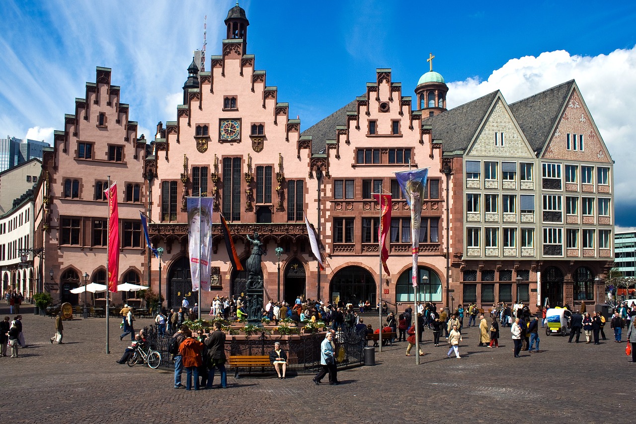 Frankfurt: Old Town Wonders Exploration Game and Tour