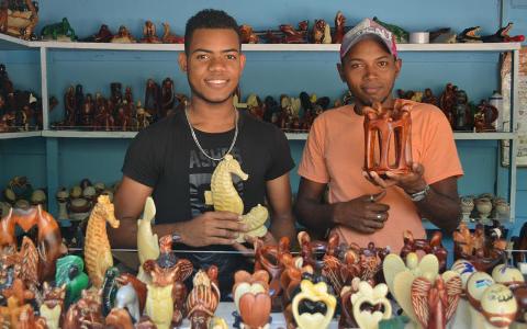 Dominican_Republic_Excursion_Punta_Cana_local_craftsman_Bayahibe