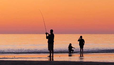 beach_fishing_man_kids