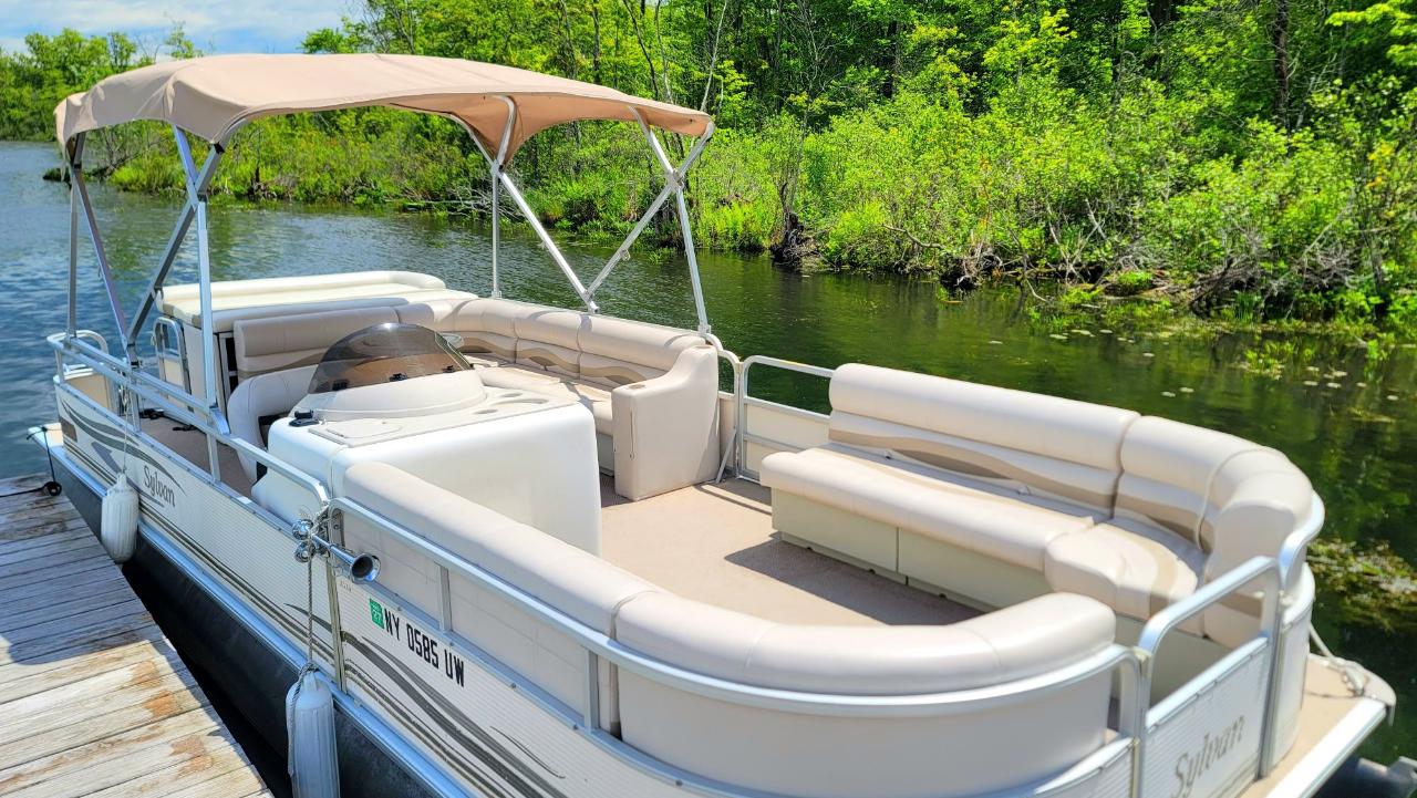 25' Pontoon Sylvan | 8 Hours
