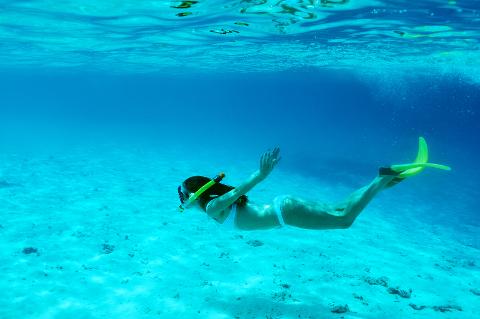 woman_with_mask_snorkeling_PR7E4DZ