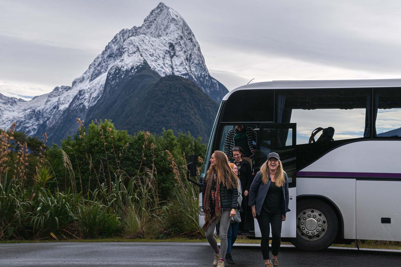 8:15am Coach Cruise Coach dep. Queenstown