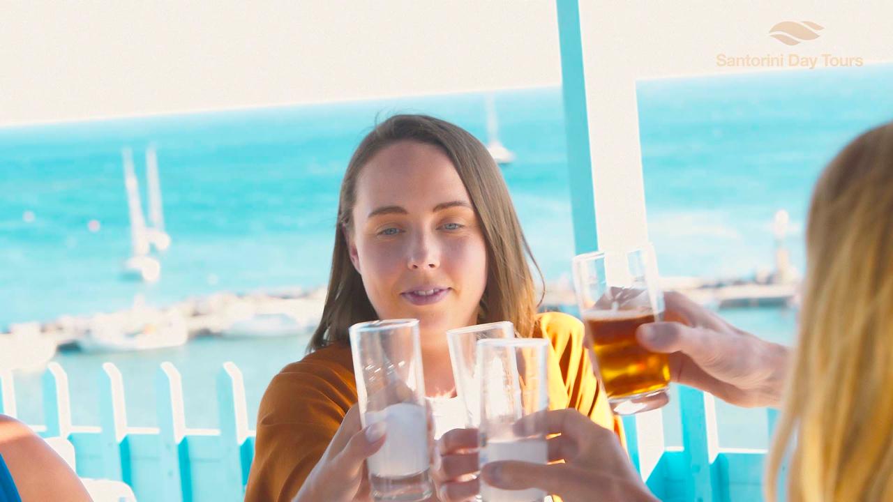 Santorini 5-Hour VIP Private Tour with Beach Access and Cocktails