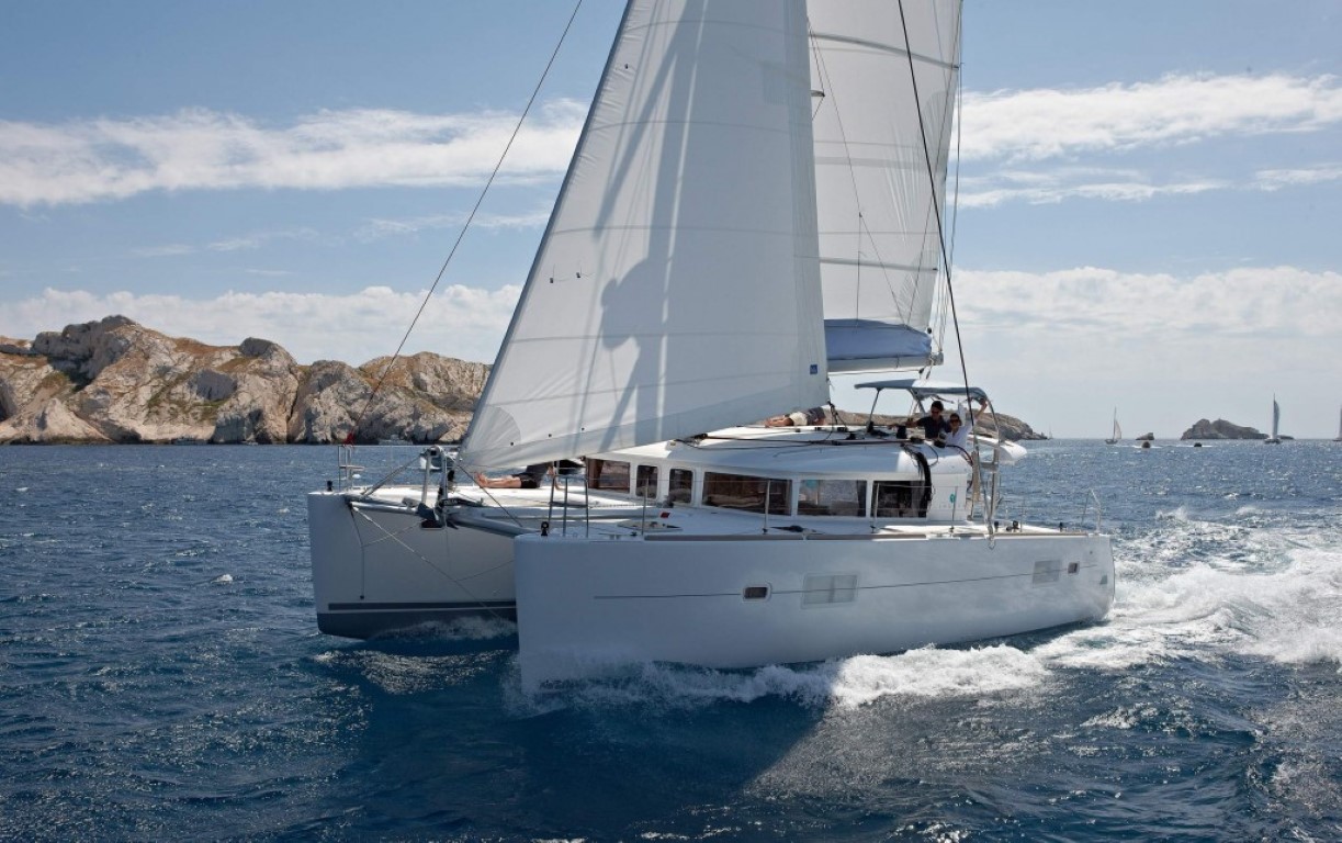 Private Tour: Full-Day Santorini Caldera Cruise with Luxury Catamaran