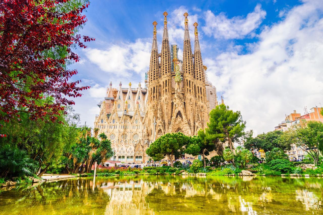 Sagrada Familia: Skip the line guided tour with official guide in English