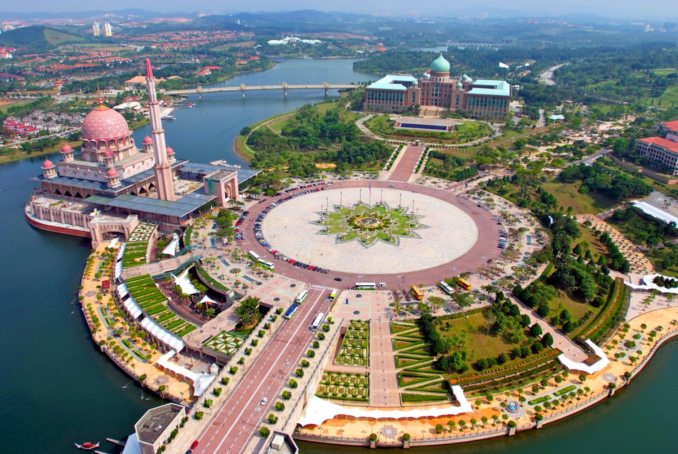 Private Half-Day Putrajaya Tour with Lake Cruise from Kuala Lumpur
