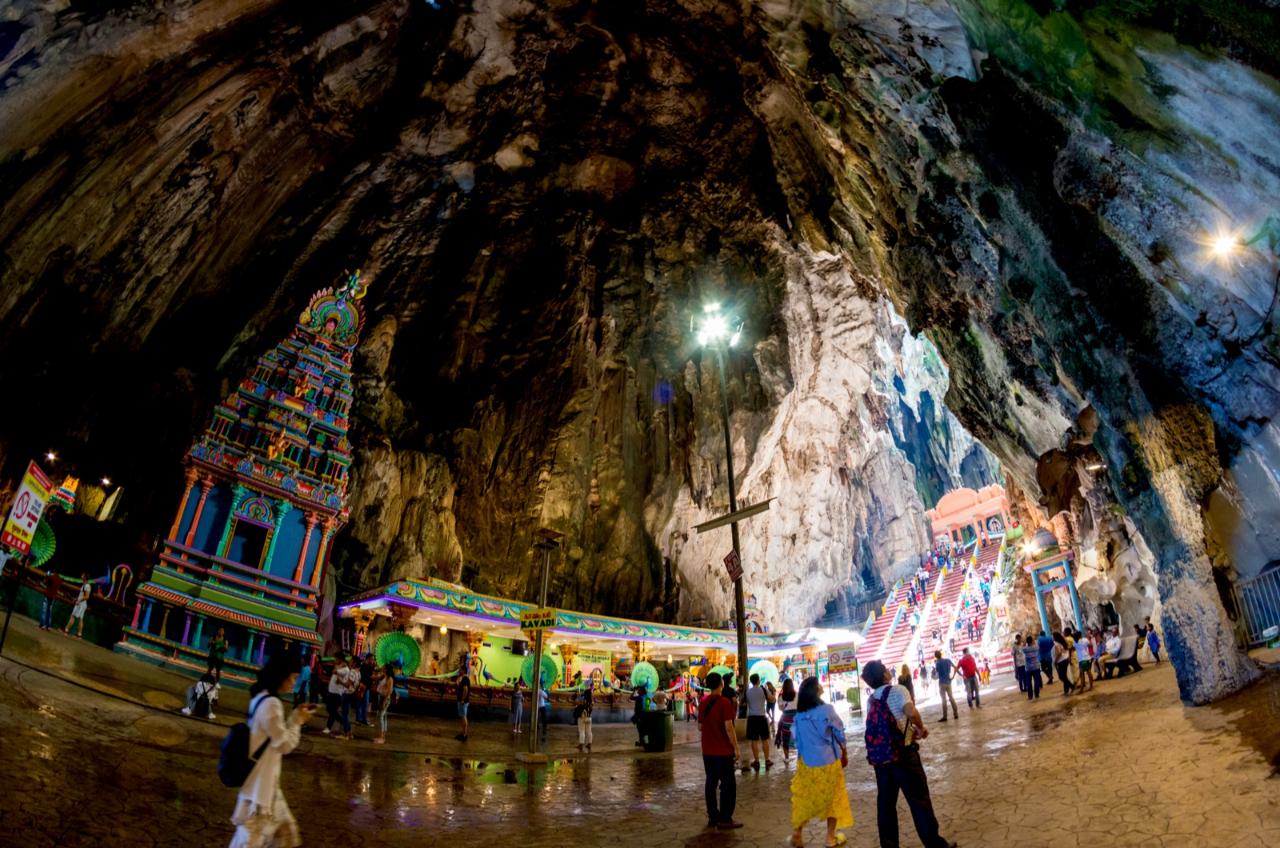 Private Batu Caves, National Mosque & Religious Tour with Bana Leaf Lunch