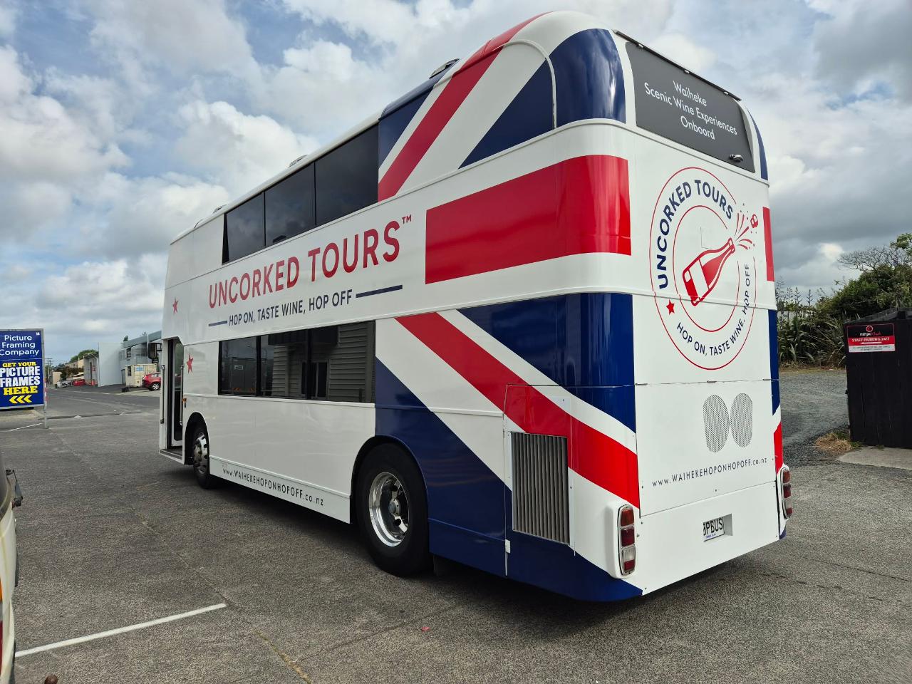 Uncorked Scenic Waiheke Island Tour with wine tastings on board