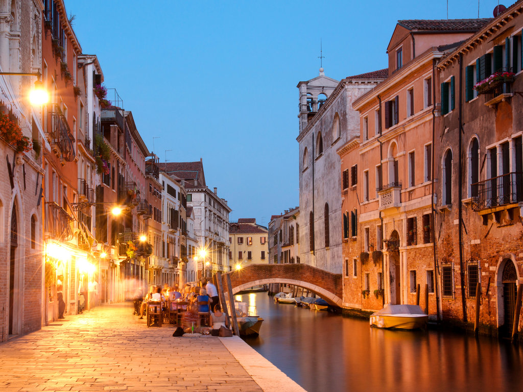 venice free walking tour evening