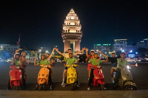 Phnom Penh night foodie vespa tour