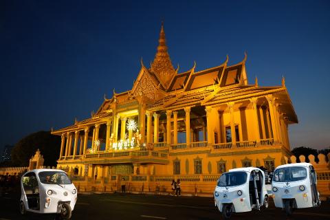 Royal_Palace_with_eco_tuk_tuk