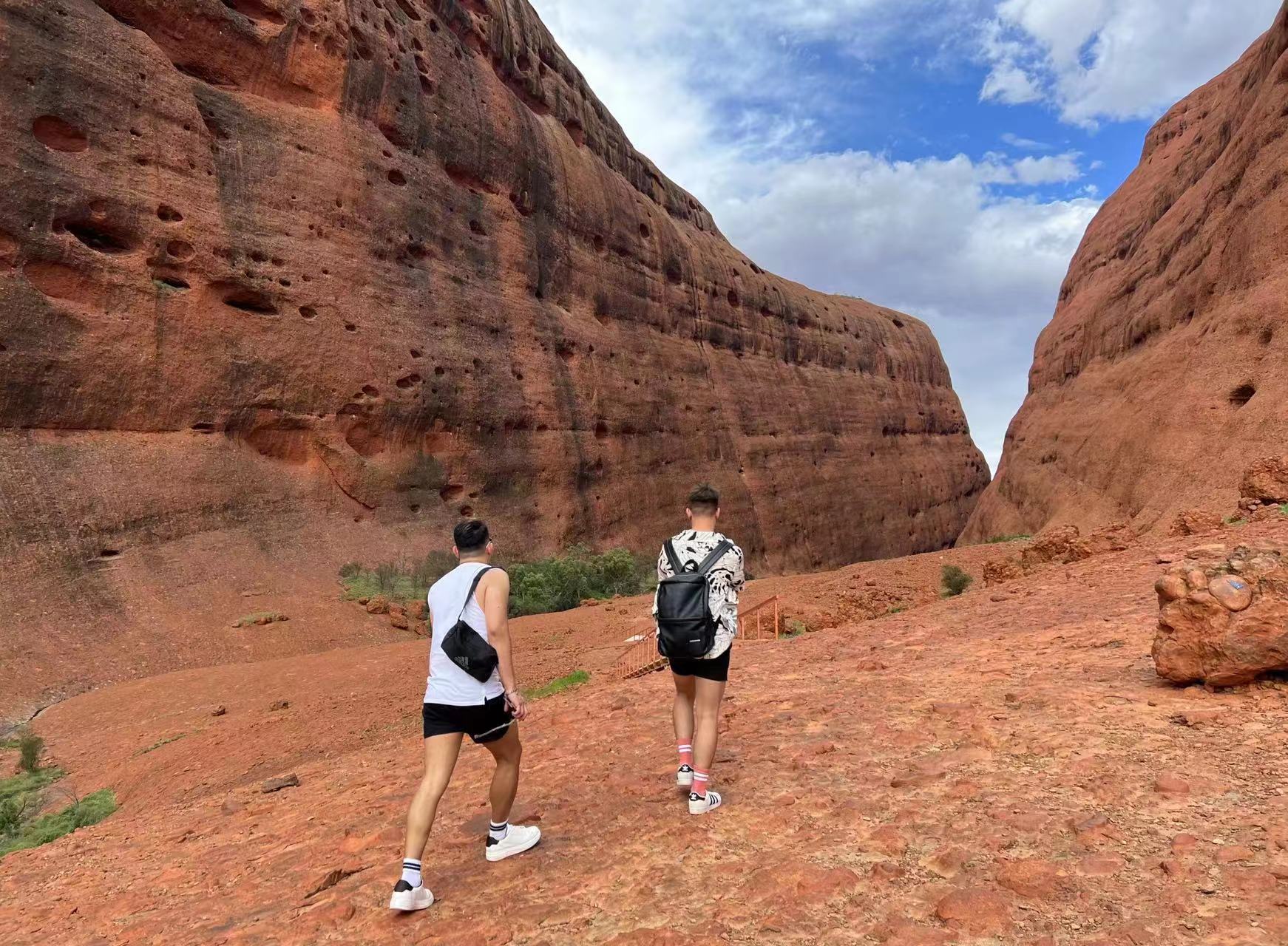 Kata Tjuta and Uluru Sunset Tour         卡塔丘塔及乌鲁鲁日落之旅