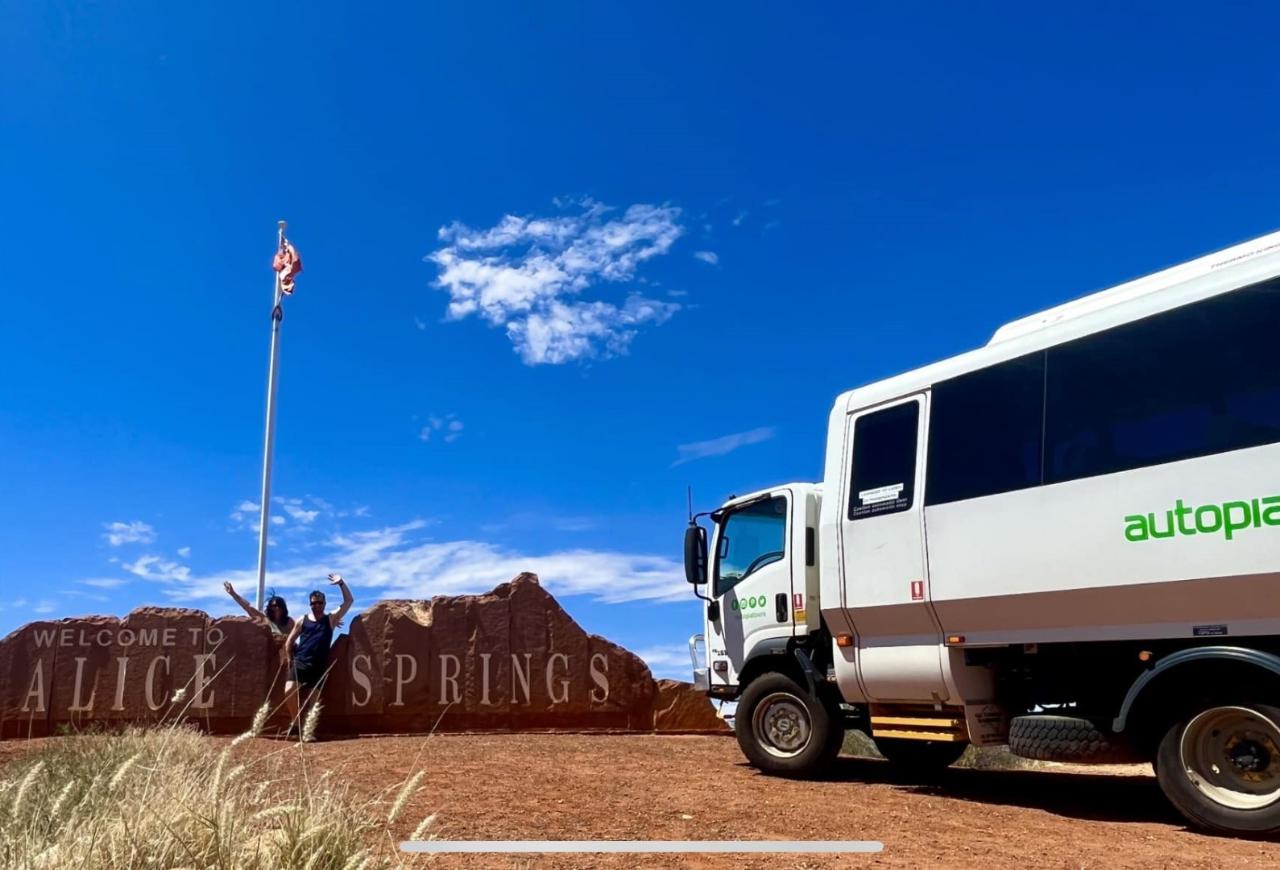Autopia Tours: Express Transfer Kings Canyon to Ayers Rock Resort / Yulara