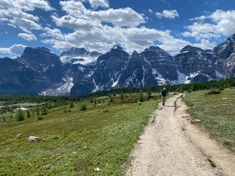 SUSSURRI DELLA NATURA SELVAGGIA: TREKKING NELLE MONTAGNE ROCCIOSE CANADESI