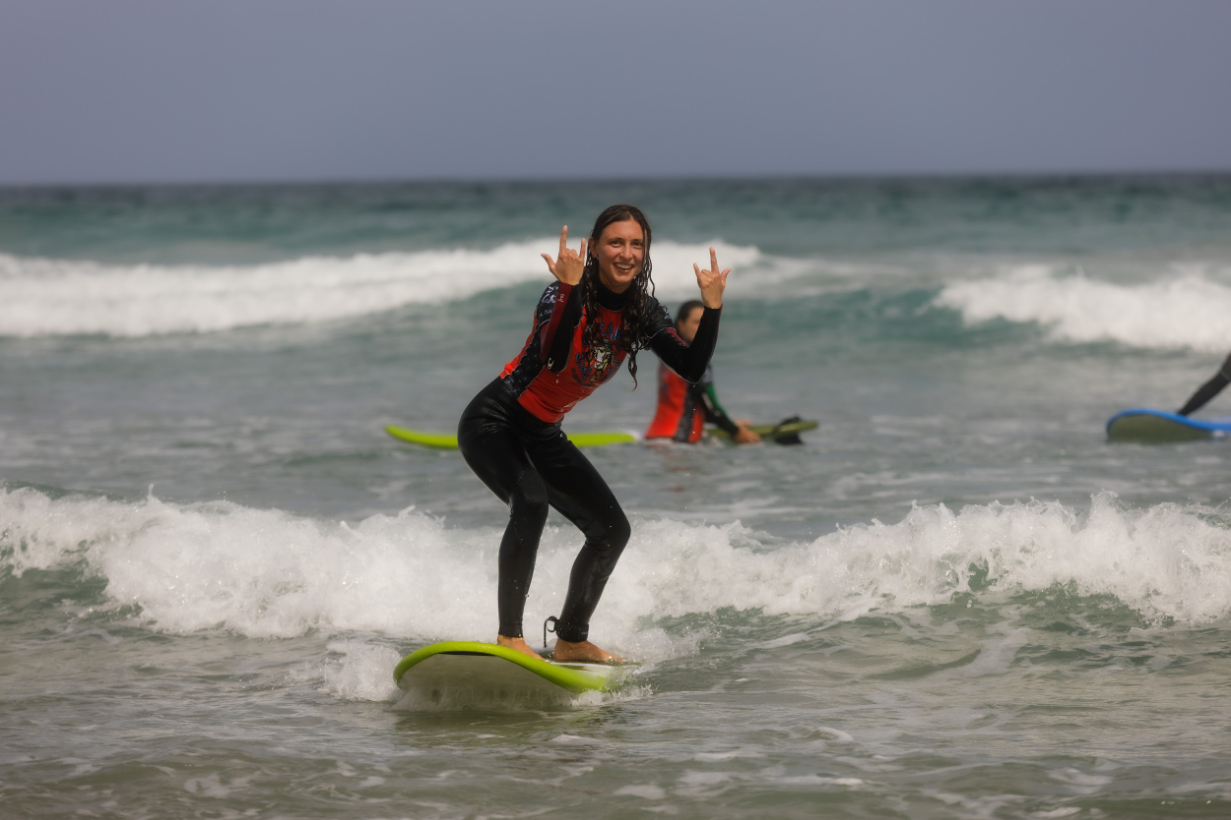 LANZAROTE: SURF PER PRINCIPIANTI: ONDE A NON FINE E PAESAGGI LUNARI