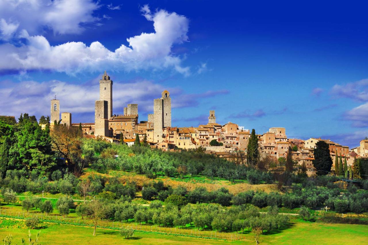 VE - Volterra - San Gimignano & Bocelli's Theatre tour from Versilia