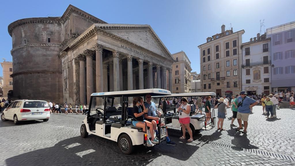 Rome Night Tour by Golf Cart with Pizza & Gelato