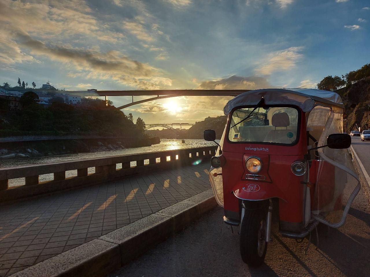 COMBO: Tuk Tuk Porto City Tour + Douro River Cruise