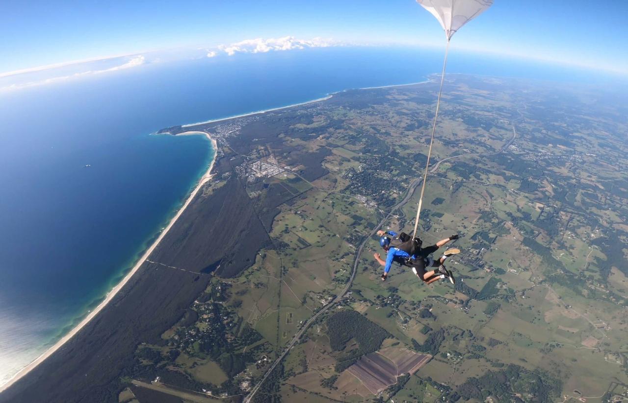 Weekend Byron Bay up to 15,000ft tandem skydive with local transfer