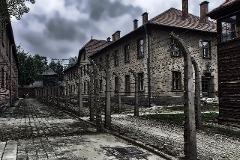Auschwitz-Birkenau Full Day Tour with Meeting Point Pickup and Lunch - French