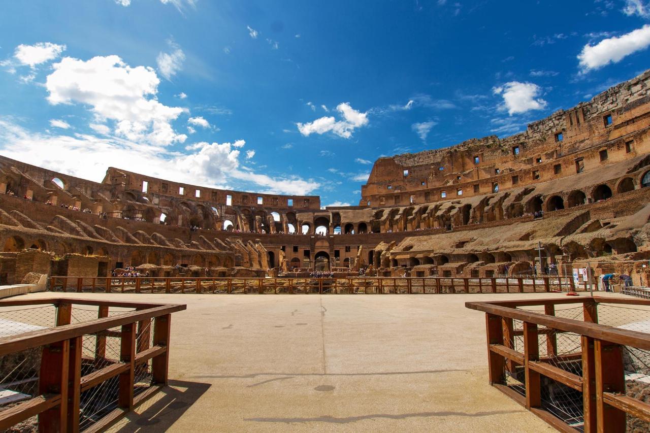 Colosseum Arena Small Group Tour, with Roman Forum