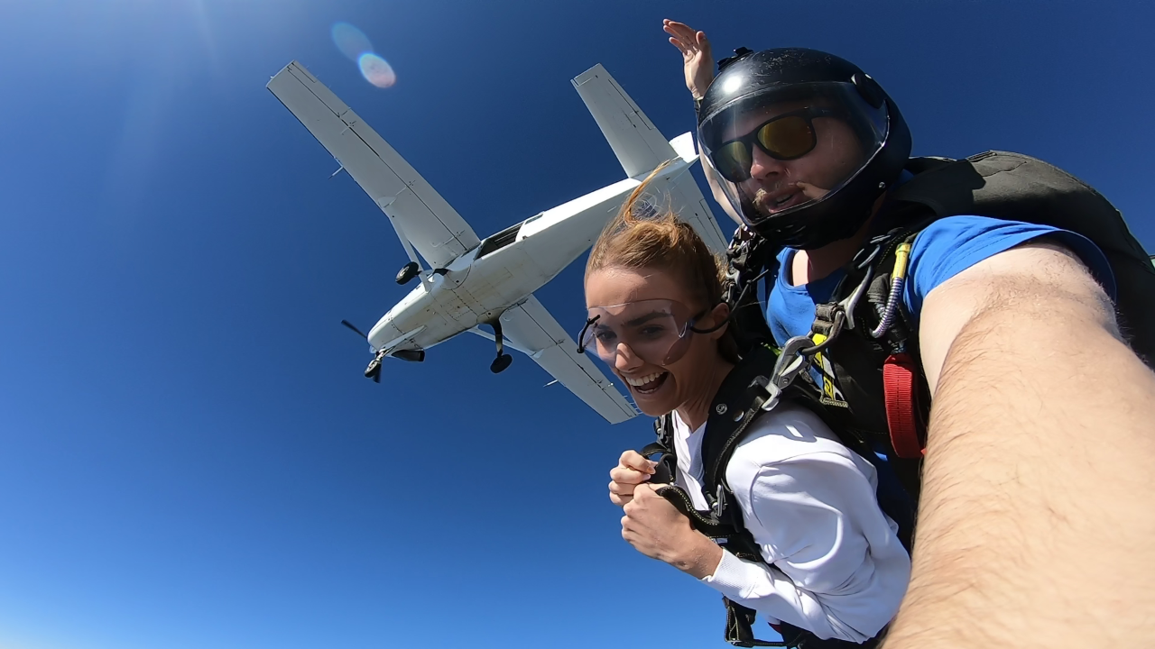 Tandem skydive up to 15,000ft Midweek