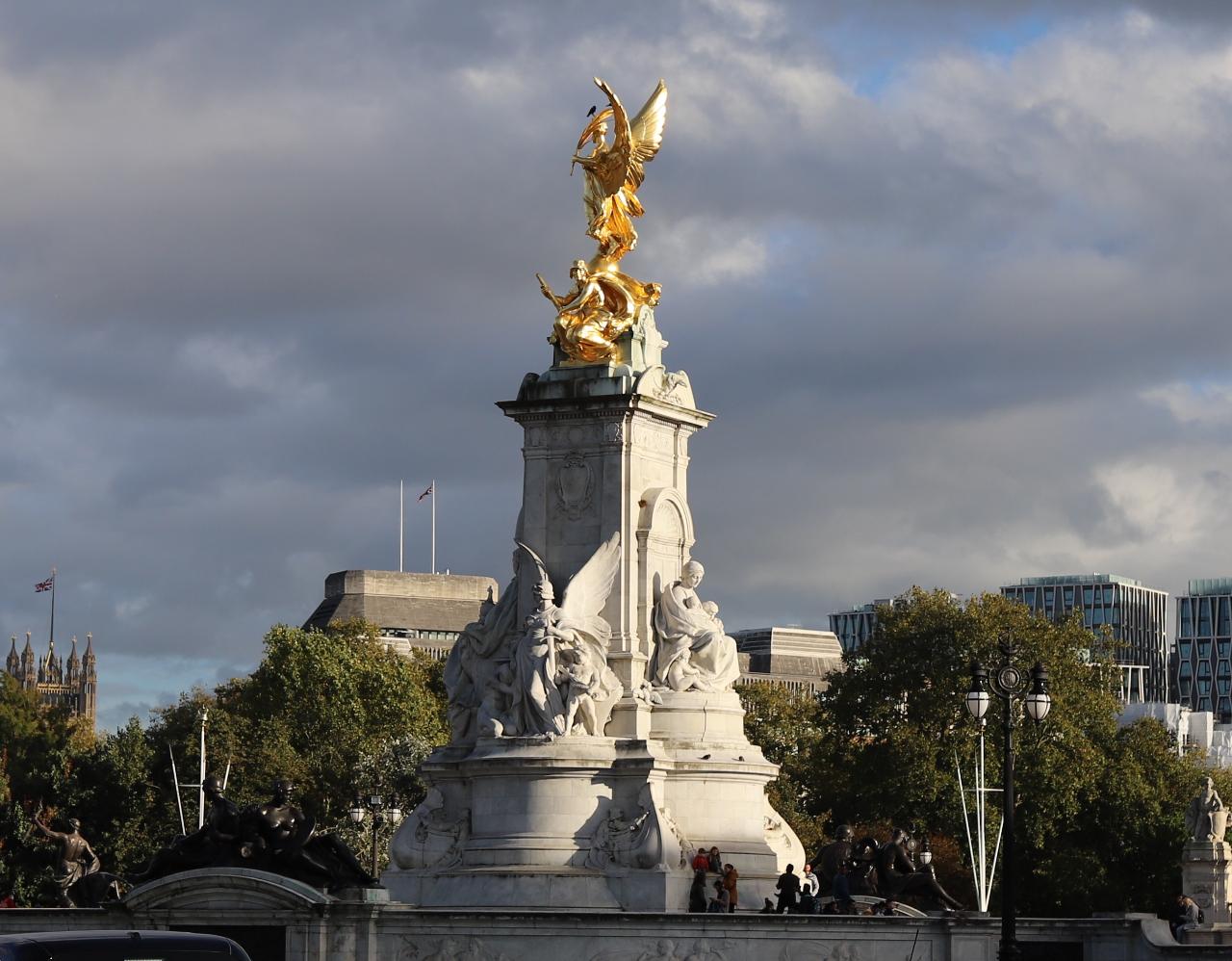 Private Buckingham & St James Palace Walk & Harrods A La Carte