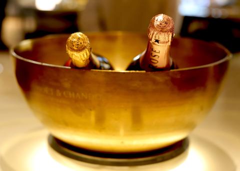 Private Buckingham Palace  Walk & Moet Chandon at Harrods