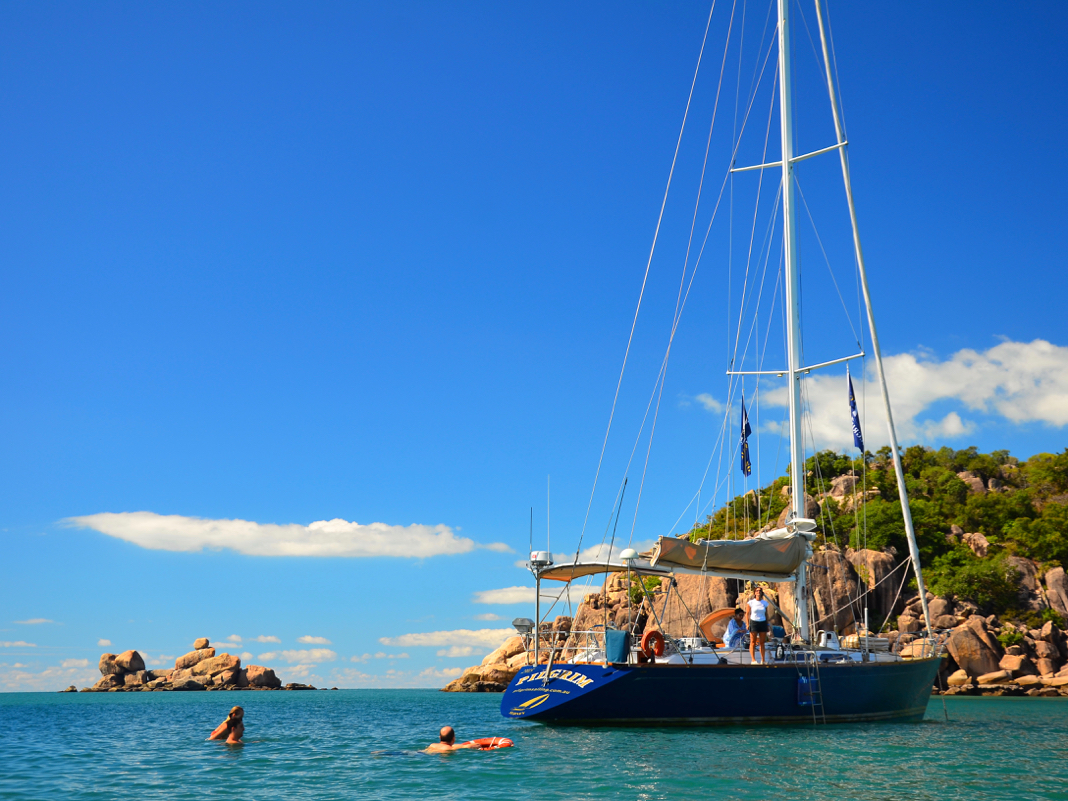 Lunchtime Sailing cruise around Island