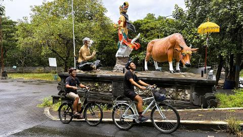 Bali: Sanur Cycling Tour with Market, Ritual & Rice Fields