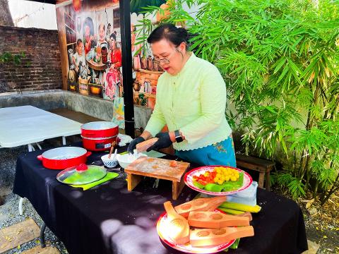 Phuket: Private City Tour and Cooking Class with Phothong Ride