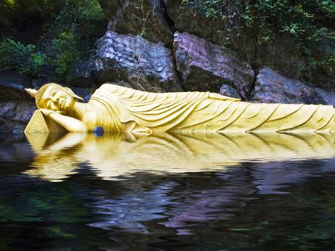 Luang Prabang: Alm Giving offering, Buddish Temples and Phu Si Hill Private Tour