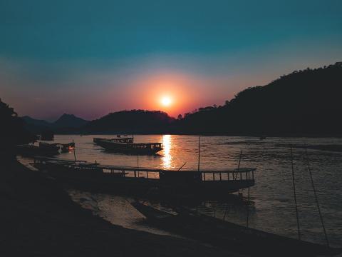 Luang Prabang: Mekong Sunset Cruise and Night Market Private Tour