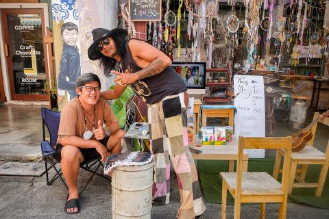Phuket: Old Town Street Art Walk & Tile Painting Workshop included Transfer & Lunch