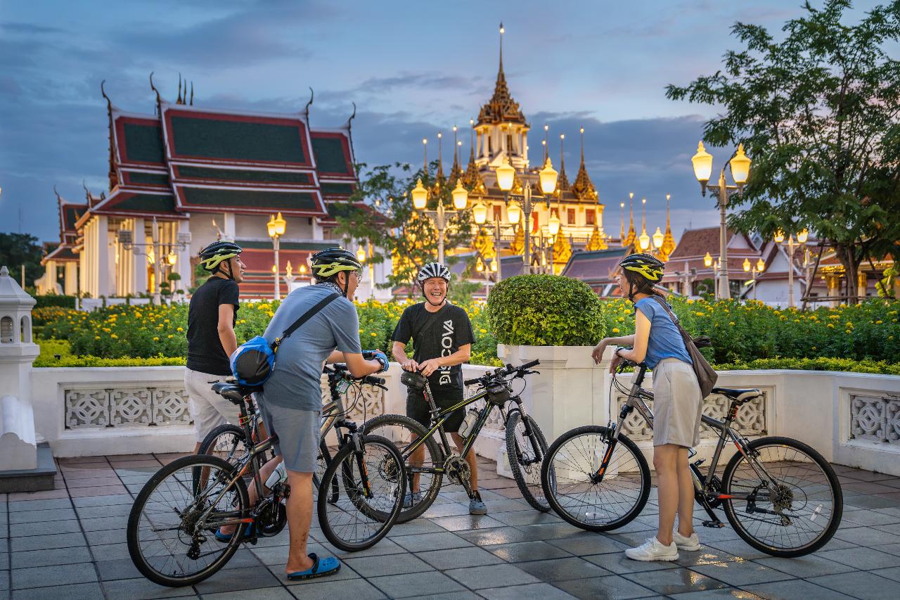 Bangkok: Night Bike Tour with Temples & Flower Market Visit 