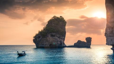 Phuket: Maya Bay, Phi Phi Island with Lunch and Snorkeling Tour (Exclude Transfer)