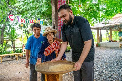 Discova_Educational_Travel___Kok_Na_Sai_Rice_Threshing_by_Discova_Thailand__16_